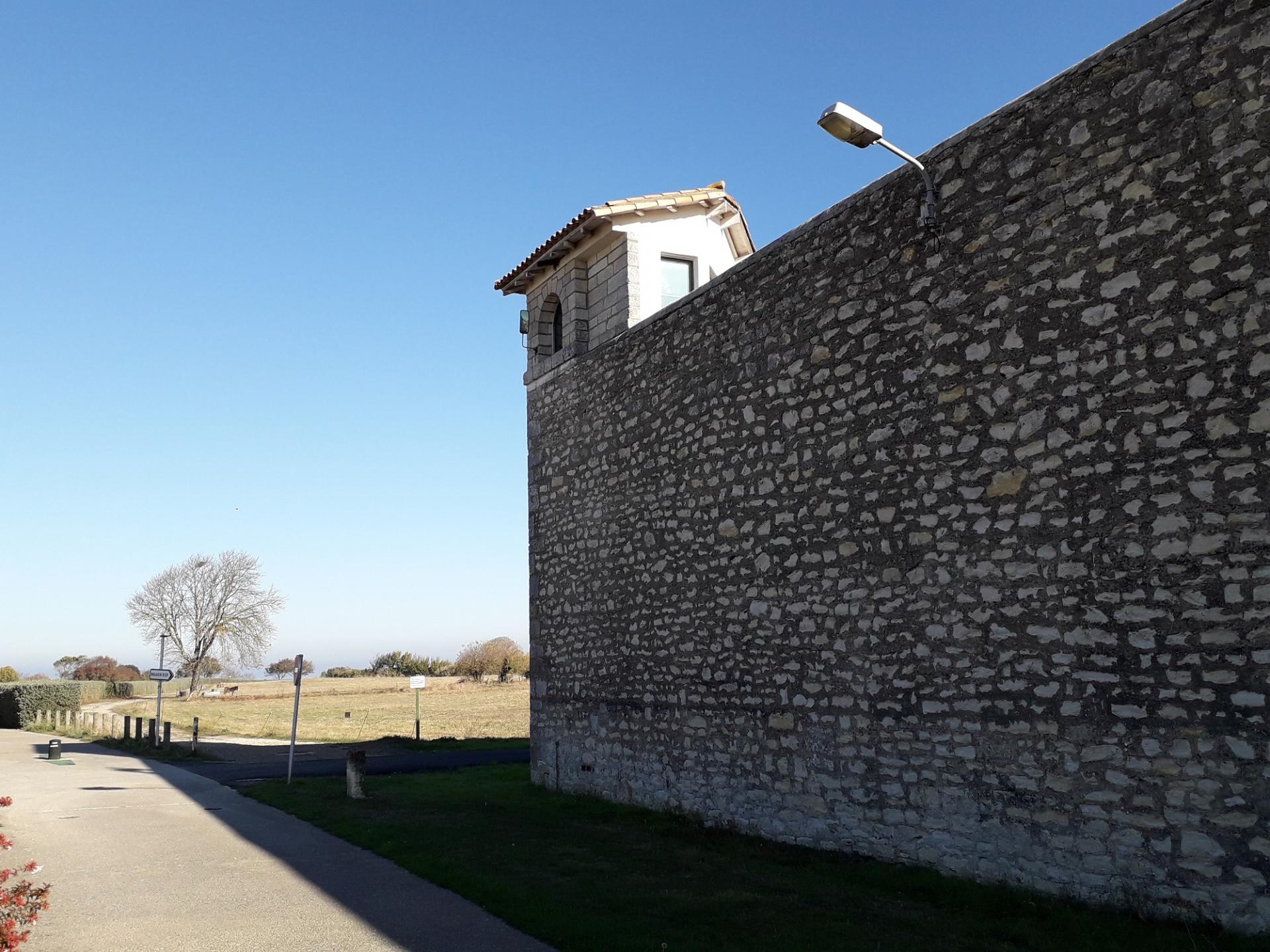 Mur de la prison de re